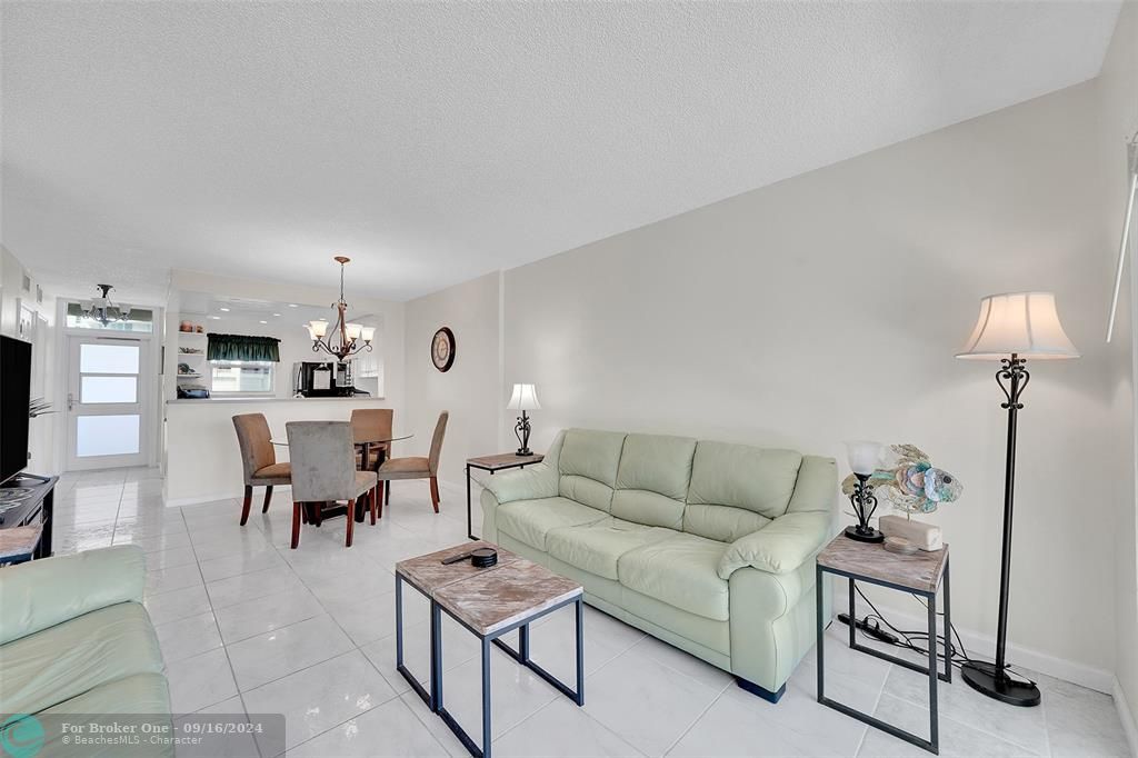 For Sale: $529,900 (1 beds, 1 baths, 800 Square Feet)