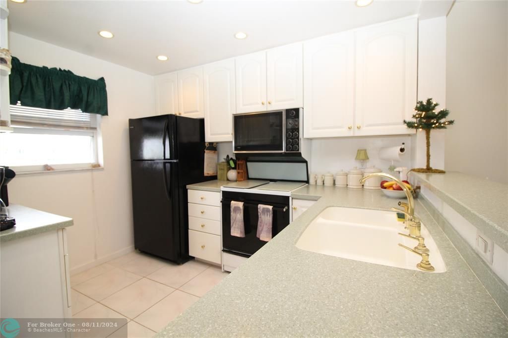 For Sale: $529,900 (1 beds, 1 baths, 800 Square Feet)