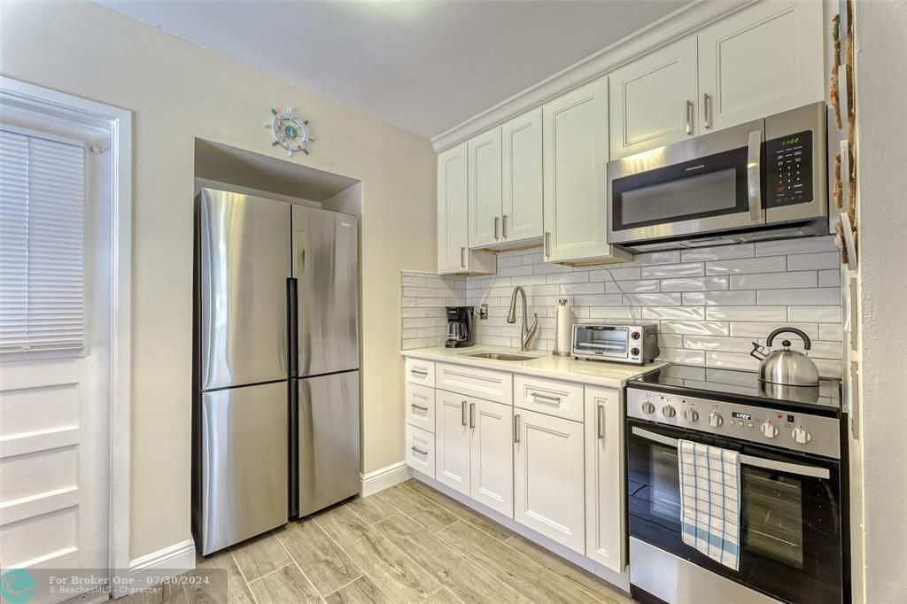 For Sale: $749,999 (2 beds, 1 baths, 832 Square Feet)