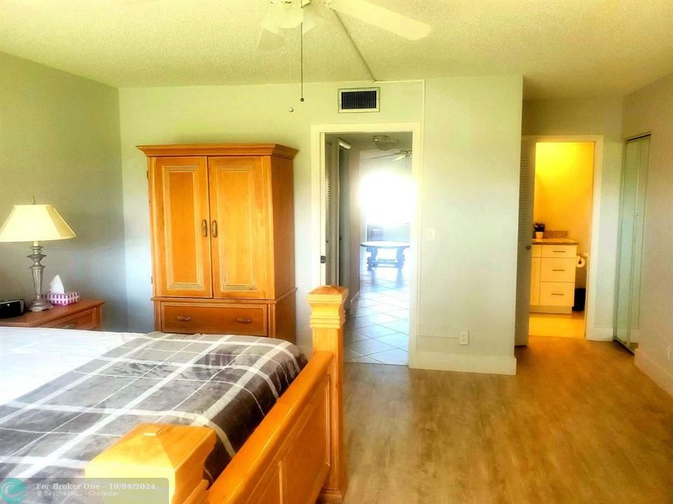 For Sale: $169,000 (1 beds, 1 baths, 1068 Square Feet)