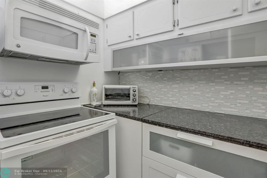 For Sale: $165,000 (1 beds, 1 baths, 719 Square Feet)