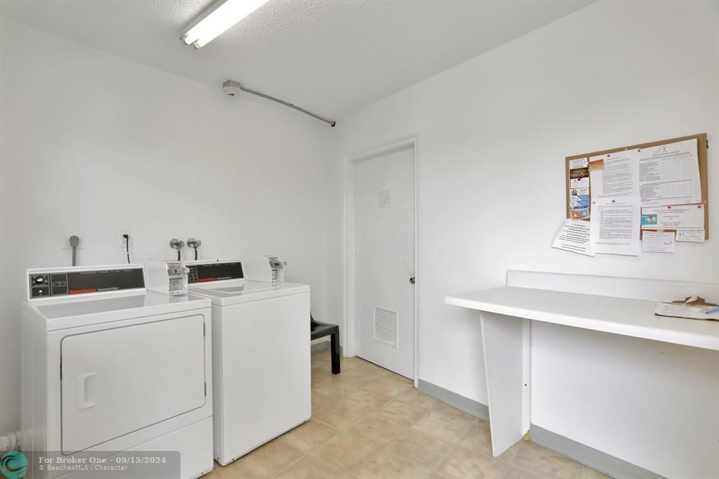 For Sale: $165,000 (1 beds, 1 baths, 719 Square Feet)