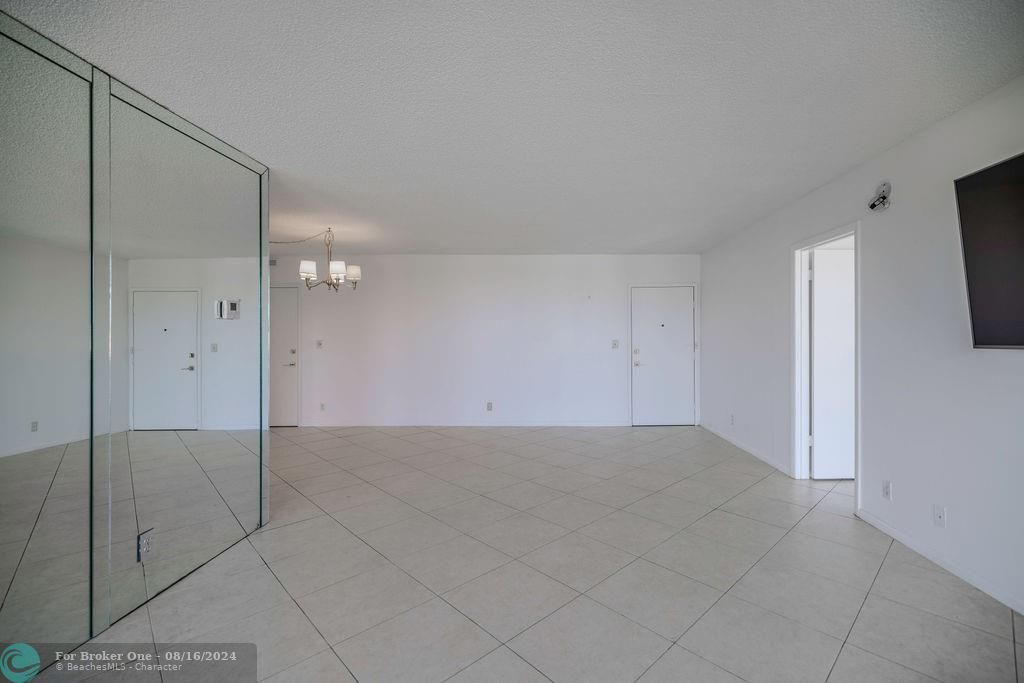 For Sale: $477,000 (2 beds, 2 baths, 1200 Square Feet)