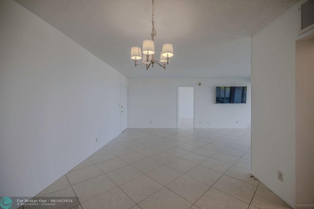 For Sale: $477,000 (2 beds, 2 baths, 1200 Square Feet)