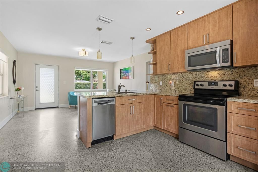 For Sale: $589,900 (2 beds, 2 baths, 1000 Square Feet)