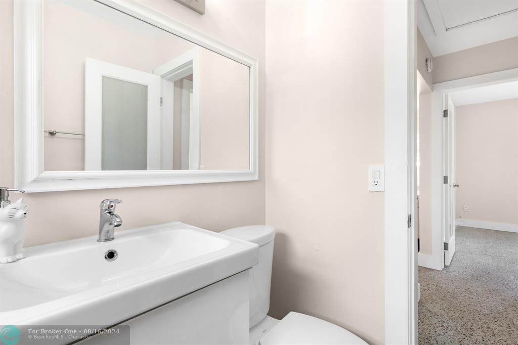 For Sale: $589,900 (2 beds, 2 baths, 1000 Square Feet)