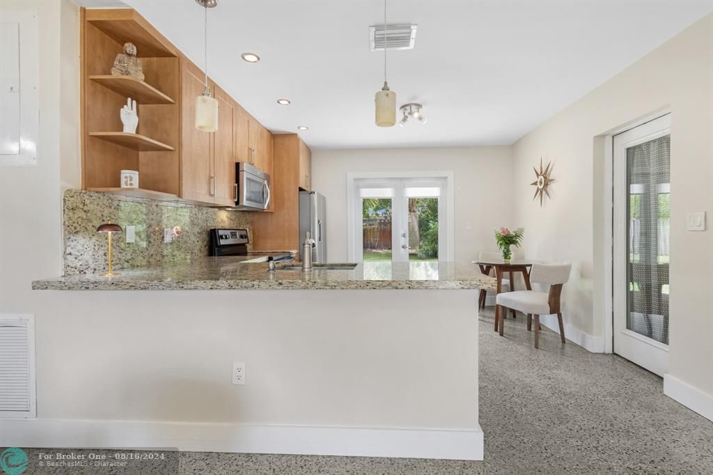 For Sale: $589,900 (2 beds, 2 baths, 1000 Square Feet)