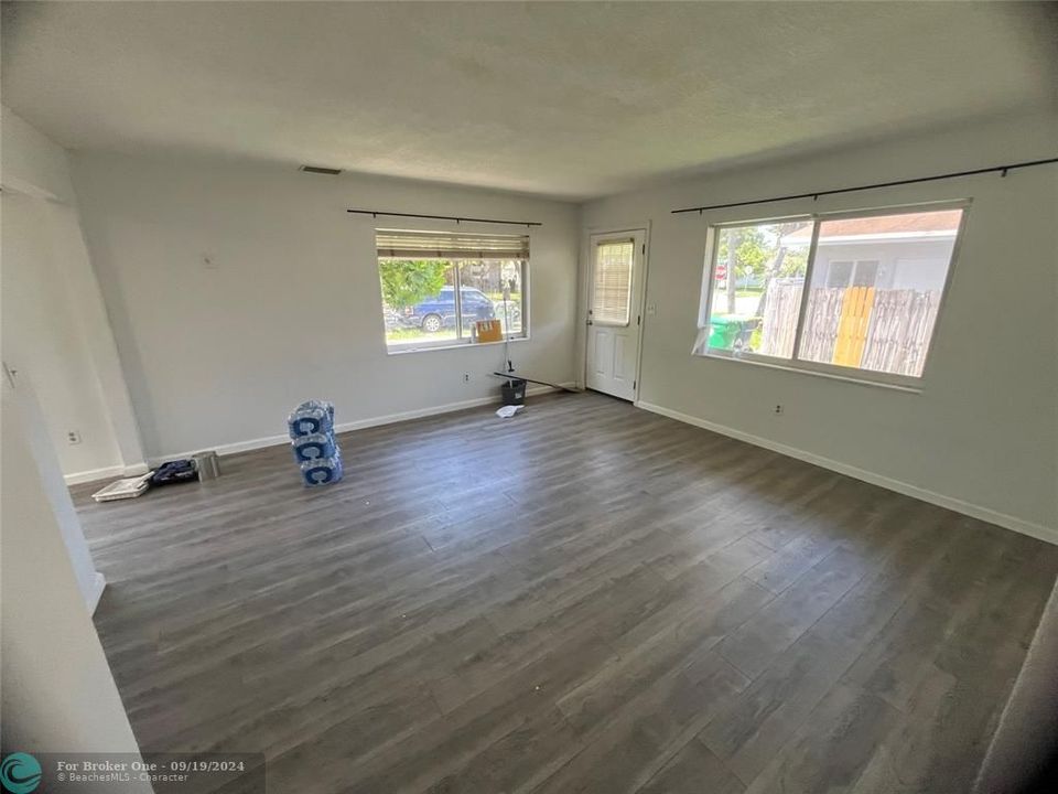 Active With Contract: $2,000 (2 beds, 1 baths, 900 Square Feet)