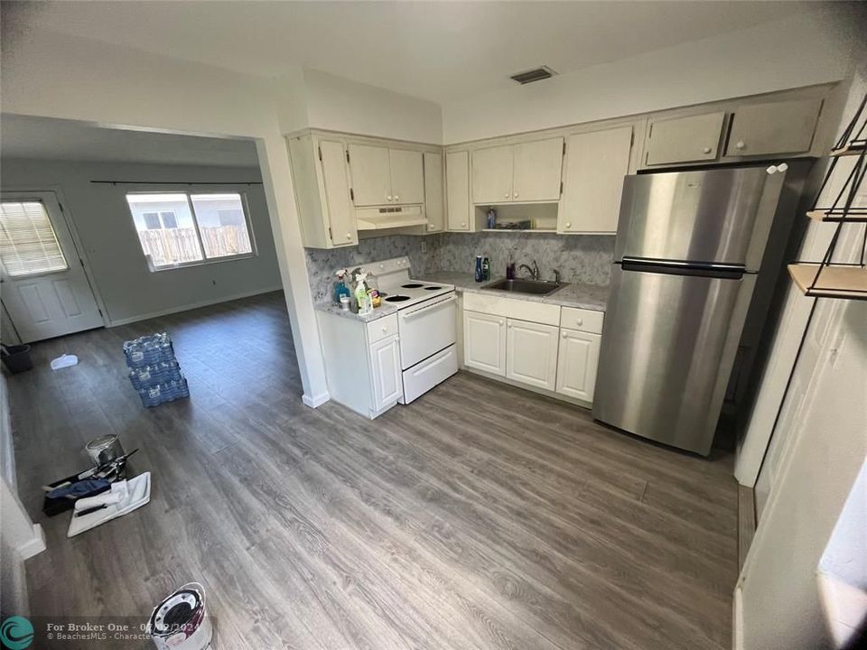Active With Contract: $2,000 (2 beds, 1 baths, 900 Square Feet)