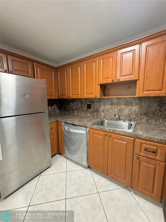 For Sale: $235,000 (2 beds, 2 baths, 880 Square Feet)