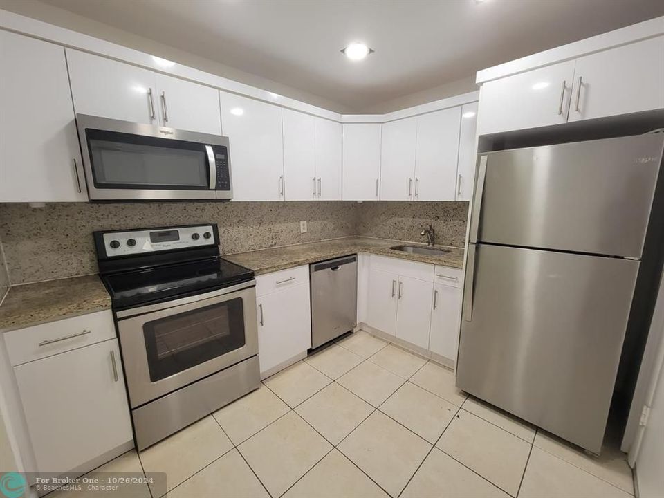 For Sale: $220,000 (2 beds, 2 baths, 965 Square Feet)