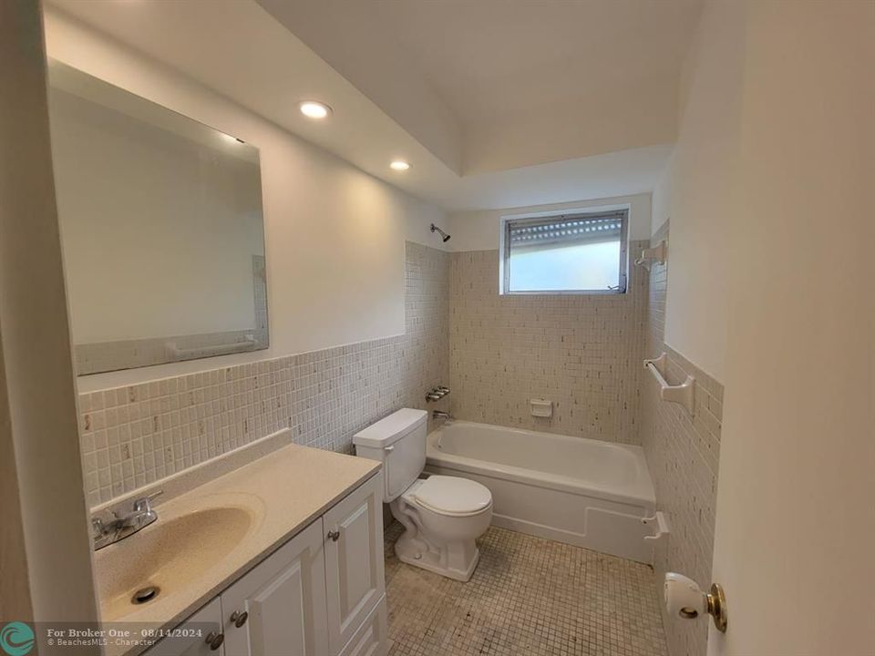 For Sale: $220,000 (2 beds, 2 baths, 965 Square Feet)