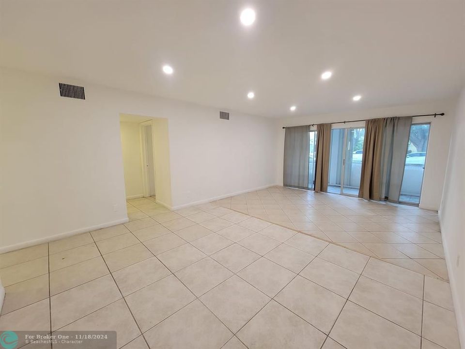 Vendido Recientemente: $220,000 (2 camas, 2 baños, 965 Pies cuadrados)