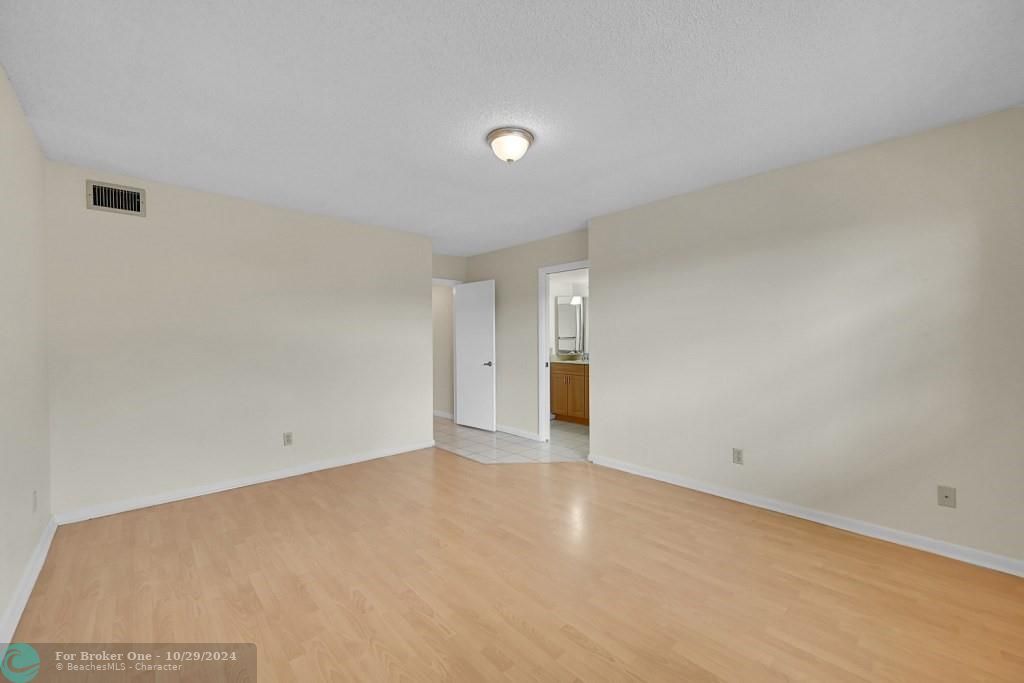 For Sale: $185,000 (2 beds, 2 baths, 1270 Square Feet)