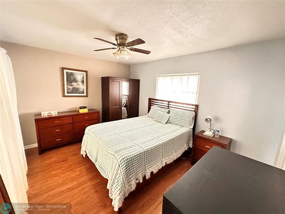 For Sale: $330,000 (2 beds, 1 baths, 884 Square Feet)