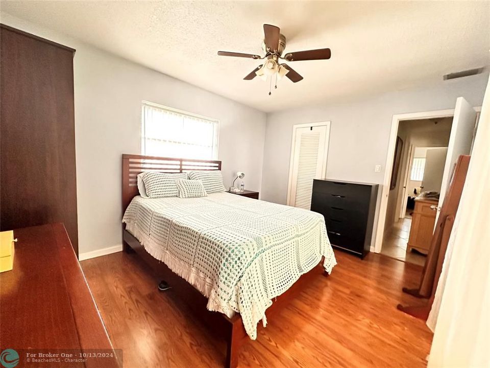 For Sale: $330,000 (2 beds, 1 baths, 884 Square Feet)