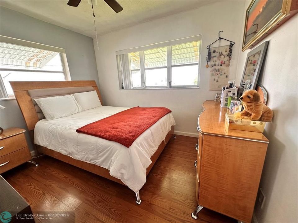 For Sale: $330,000 (2 beds, 1 baths, 884 Square Feet)