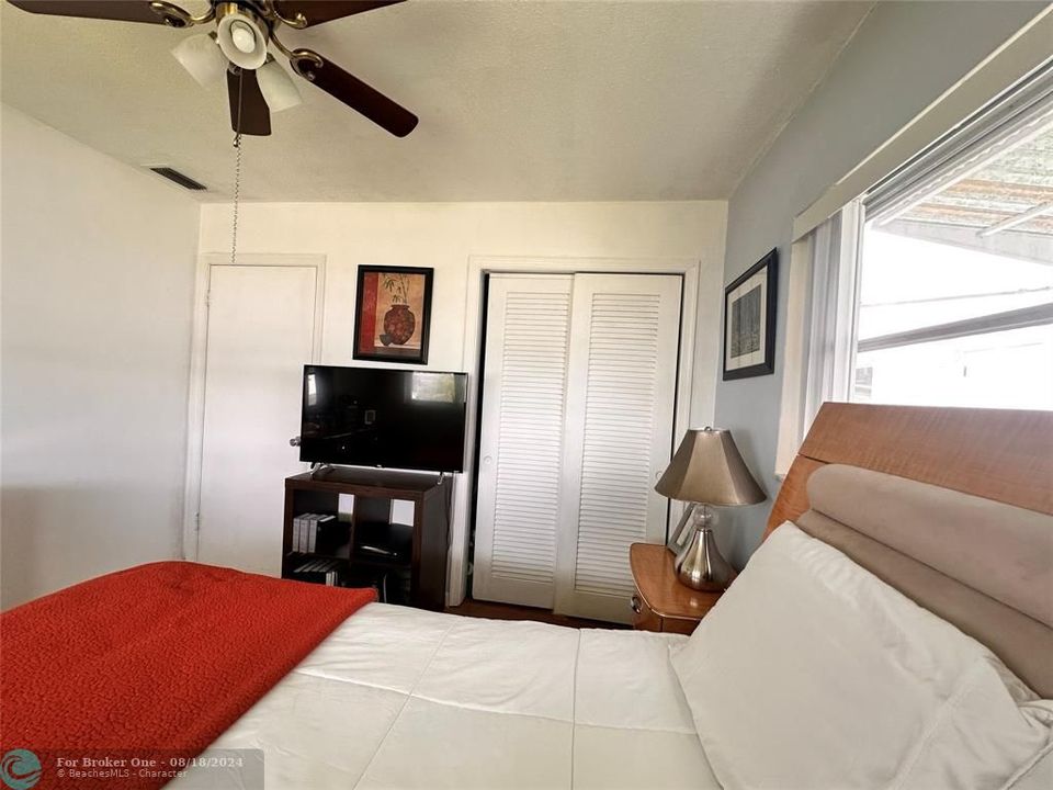 For Sale: $330,000 (2 beds, 1 baths, 884 Square Feet)