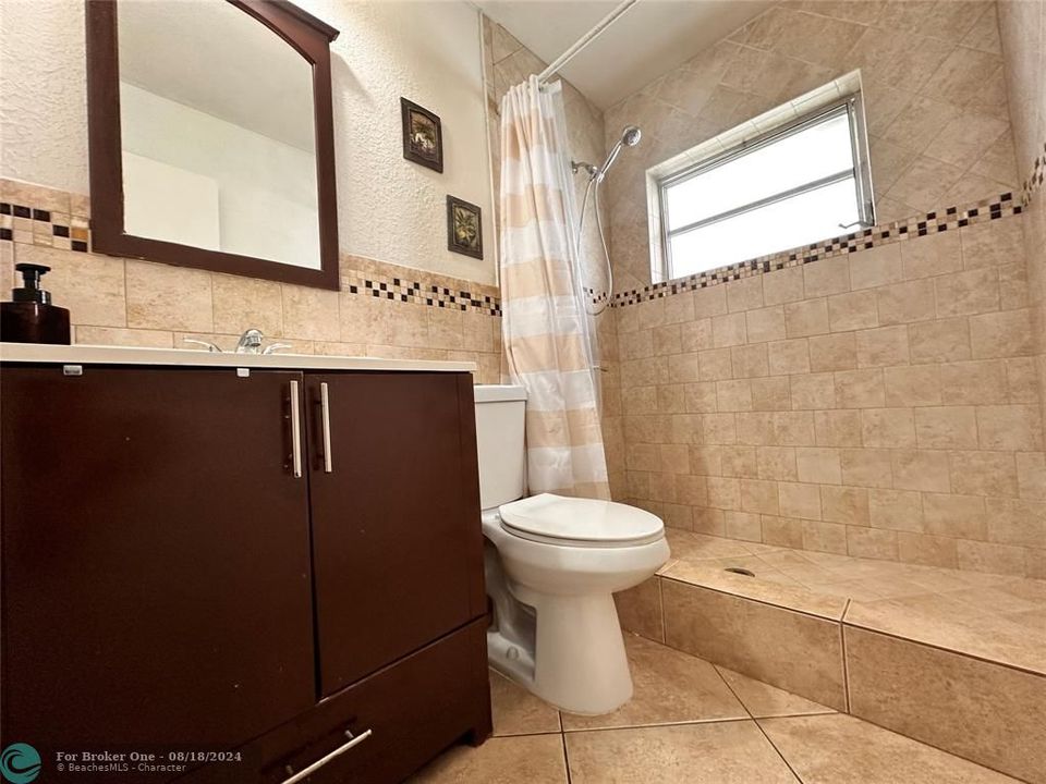 For Sale: $330,000 (2 beds, 1 baths, 884 Square Feet)