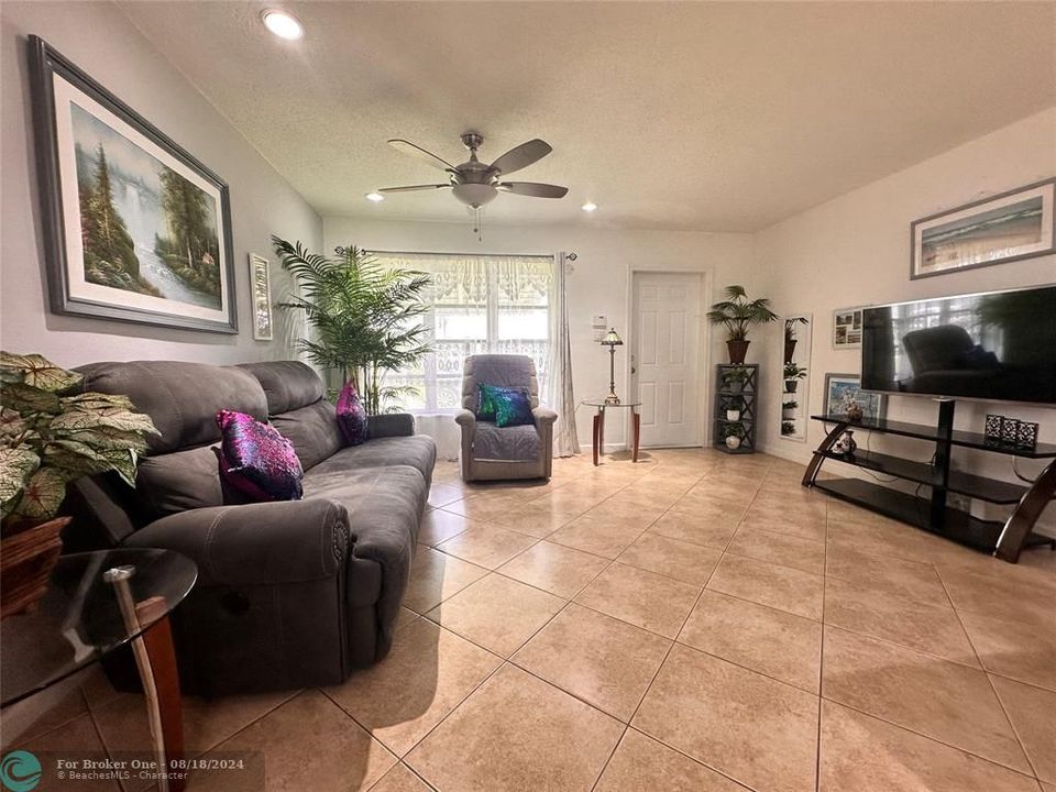 Recently Sold: $320,000 (2 beds, 1 baths, 884 Square Feet)