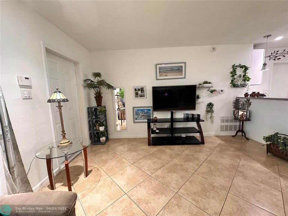 For Sale: $330,000 (2 beds, 1 baths, 884 Square Feet)