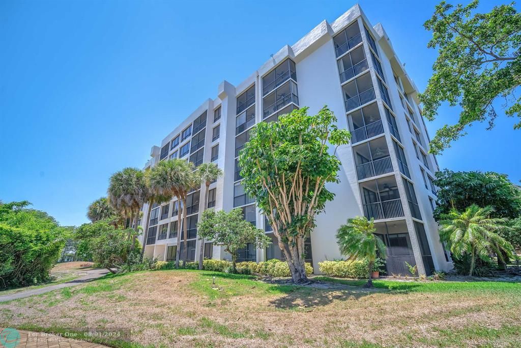 Active With Contract: $284,900 (2 beds, 2 baths, 1365 Square Feet)