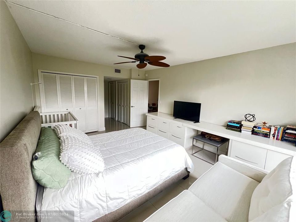 For Rent: $1,800 (1 beds, 1 baths, 960 Square Feet)