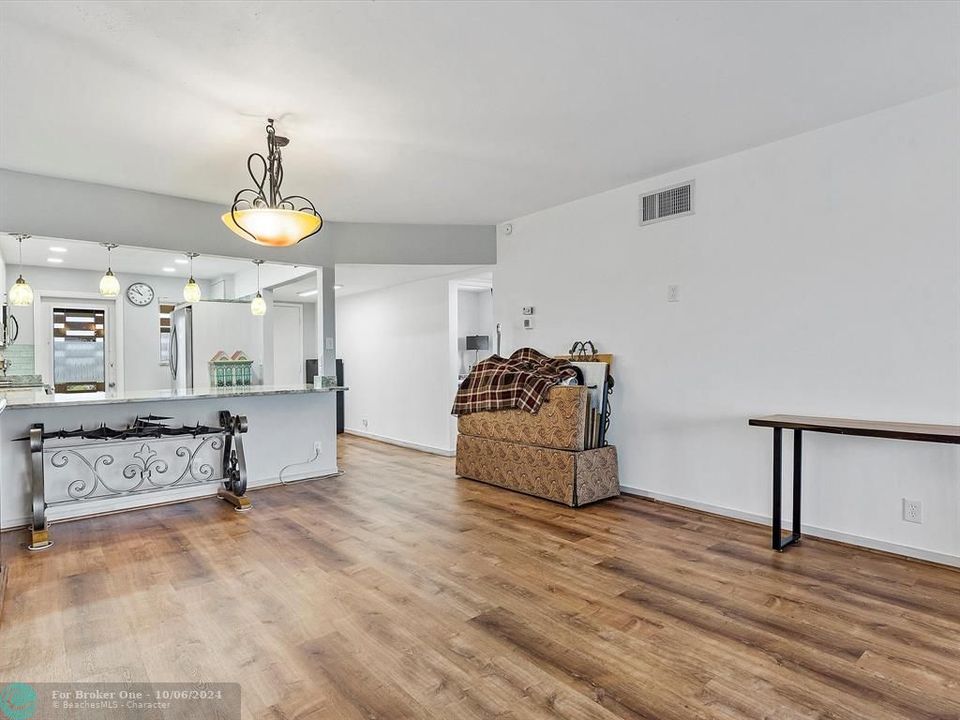 For Sale: $450,000 (2 beds, 2 baths, 1100 Square Feet)