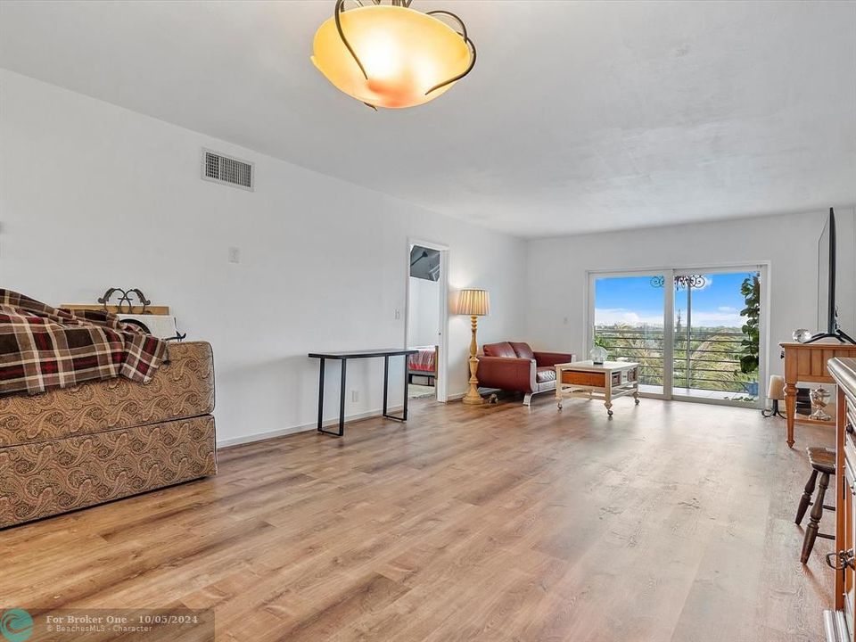 For Sale: $450,000 (2 beds, 2 baths, 1100 Square Feet)