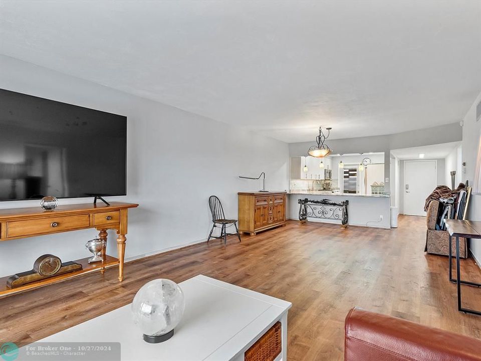 For Sale: $450,000 (2 beds, 2 baths, 1100 Square Feet)