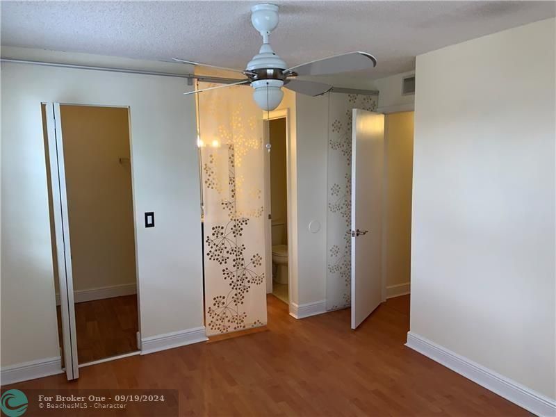 Active With Contract: $1,800 (2 beds, 1 baths, 903 Square Feet)