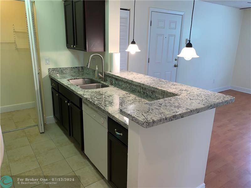 Active With Contract: $1,800 (2 beds, 1 baths, 903 Square Feet)