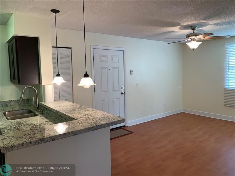 Active With Contract: $1,800 (2 beds, 1 baths, 903 Square Feet)