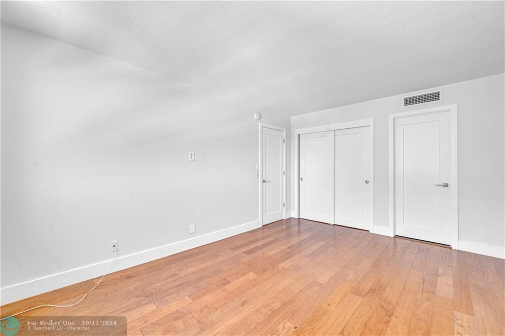 For Rent: $3,300 (1 beds, 1 baths, 890 Square Feet)