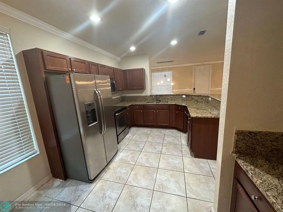 Active With Contract: $3,300 (3 beds, 3 baths, 2132 Square Feet)