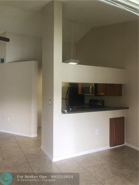 For Rent: $1,750 (1 beds, 1 baths, 750 Square Feet)