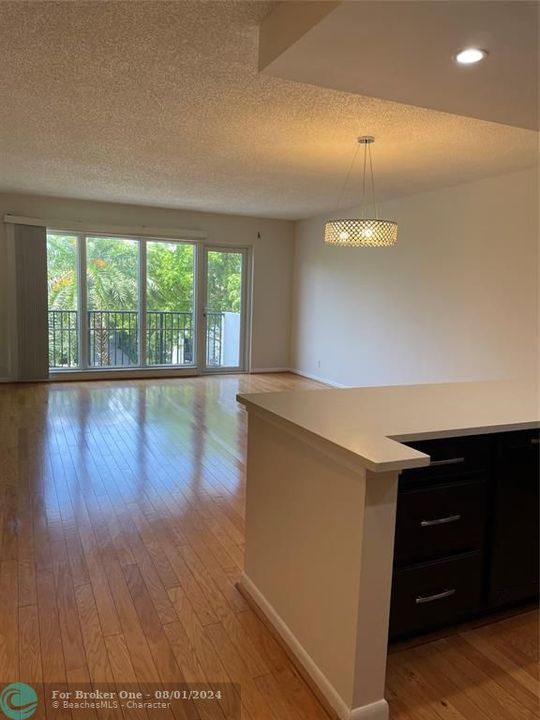 Recently Sold: $400,000 (2 beds, 2 baths, 1218 Square Feet)