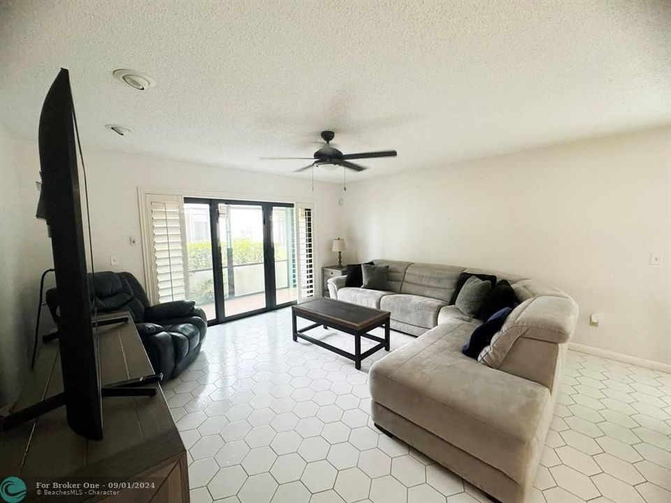 For Rent: $2,375 (2 beds, 2 baths, 1216 Square Feet)