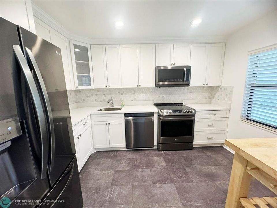 For Rent: $2,375 (2 beds, 2 baths, 1216 Square Feet)