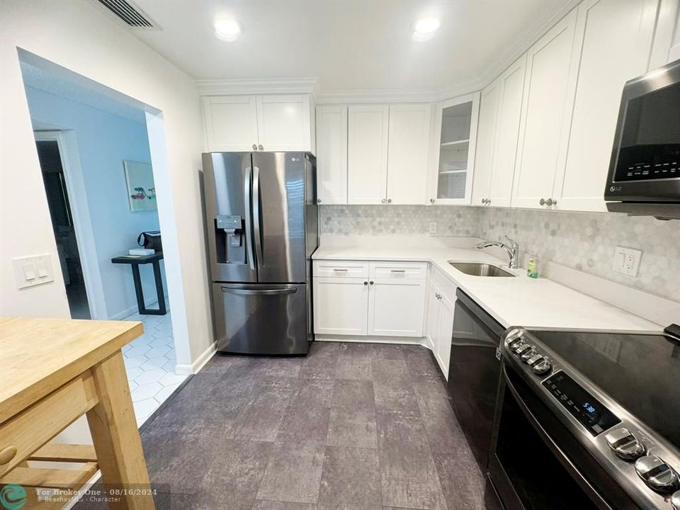 For Rent: $2,375 (2 beds, 2 baths, 1216 Square Feet)