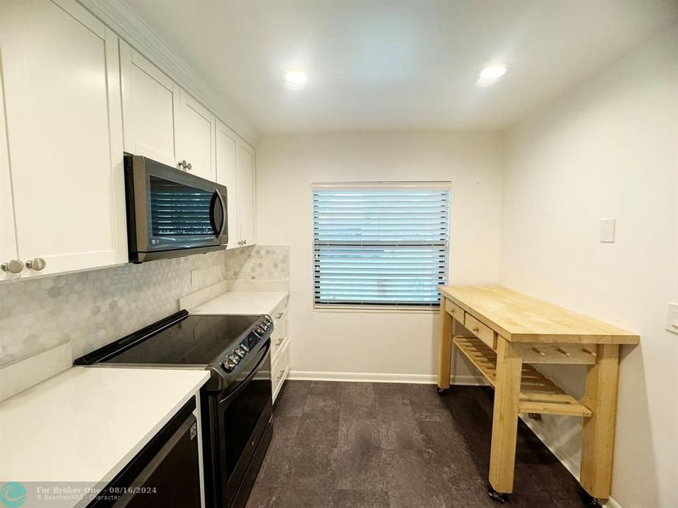 For Rent: $2,375 (2 beds, 2 baths, 1216 Square Feet)