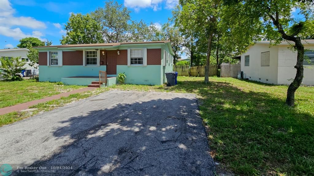 Active With Contract: $390,000 (3 beds, 2 baths, 920 Square Feet)