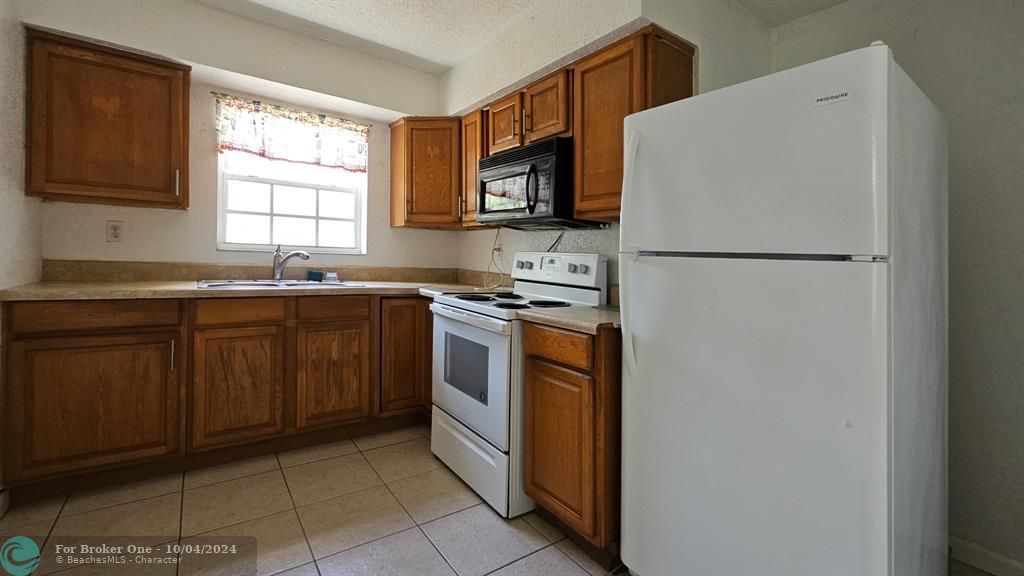 Active With Contract: $390,000 (3 beds, 2 baths, 920 Square Feet)