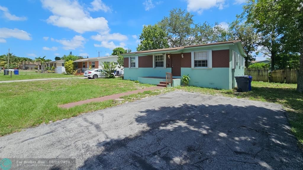 Active With Contract: $390,000 (3 beds, 2 baths, 920 Square Feet)