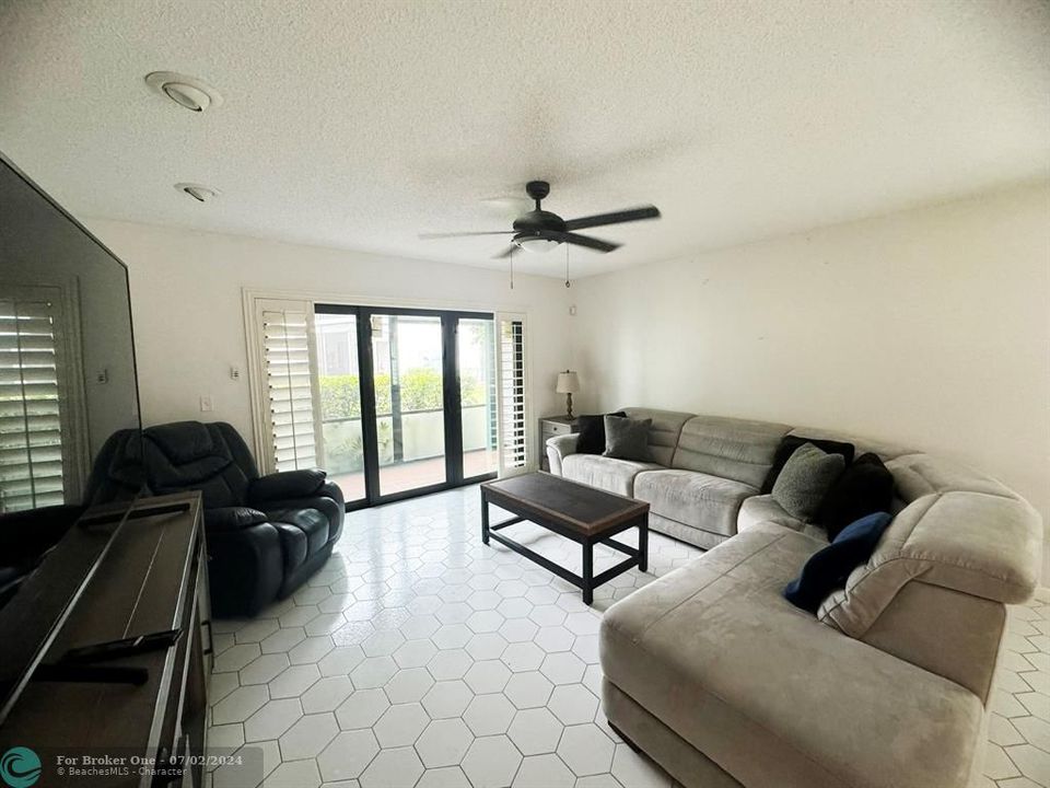 For Sale: $335,000 (2 beds, 2 baths, 1216 Square Feet)