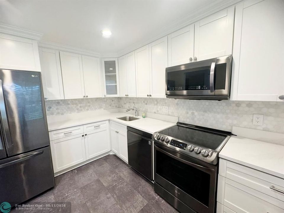 For Sale: $335,000 (2 beds, 2 baths, 1216 Square Feet)