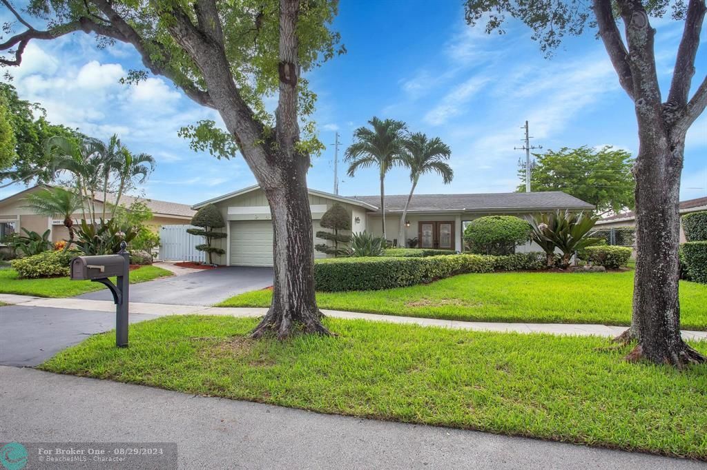 Active With Contract: $578,000 (3 beds, 2 baths, 1814 Square Feet)