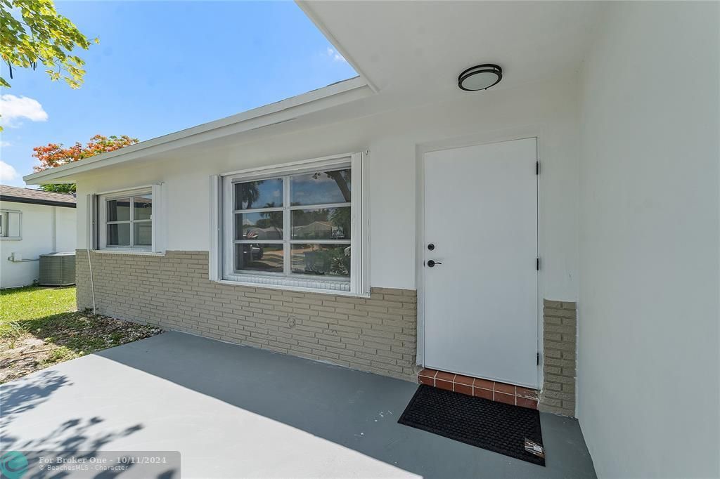 Active With Contract: $374,900 (2 beds, 2 baths, 1270 Square Feet)