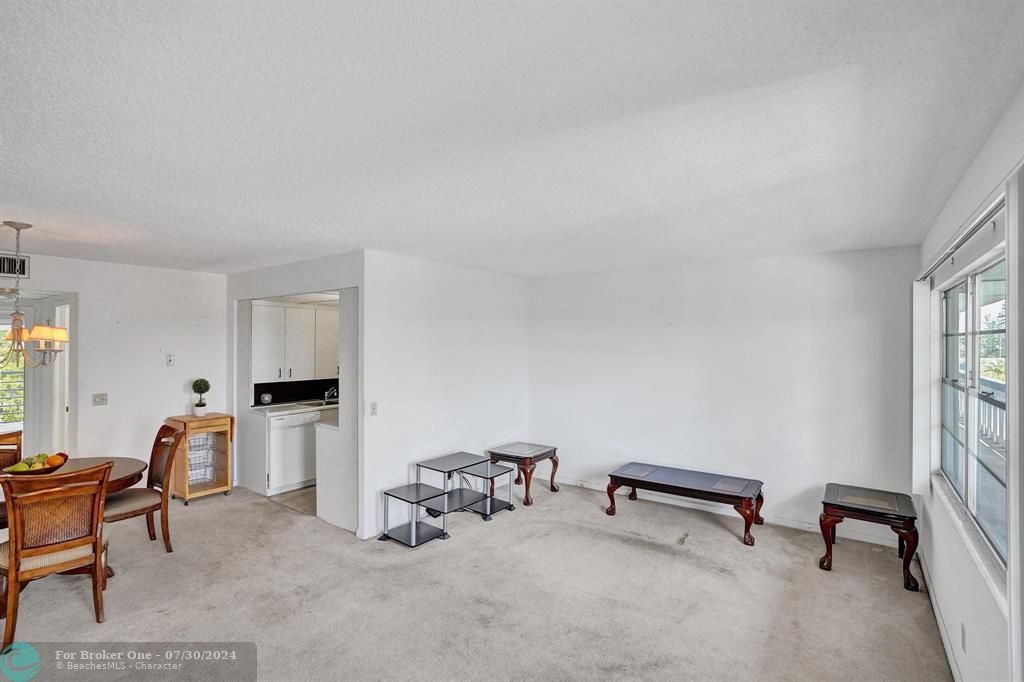 For Sale: $119,000 (1 beds, 1 baths, 752 Square Feet)