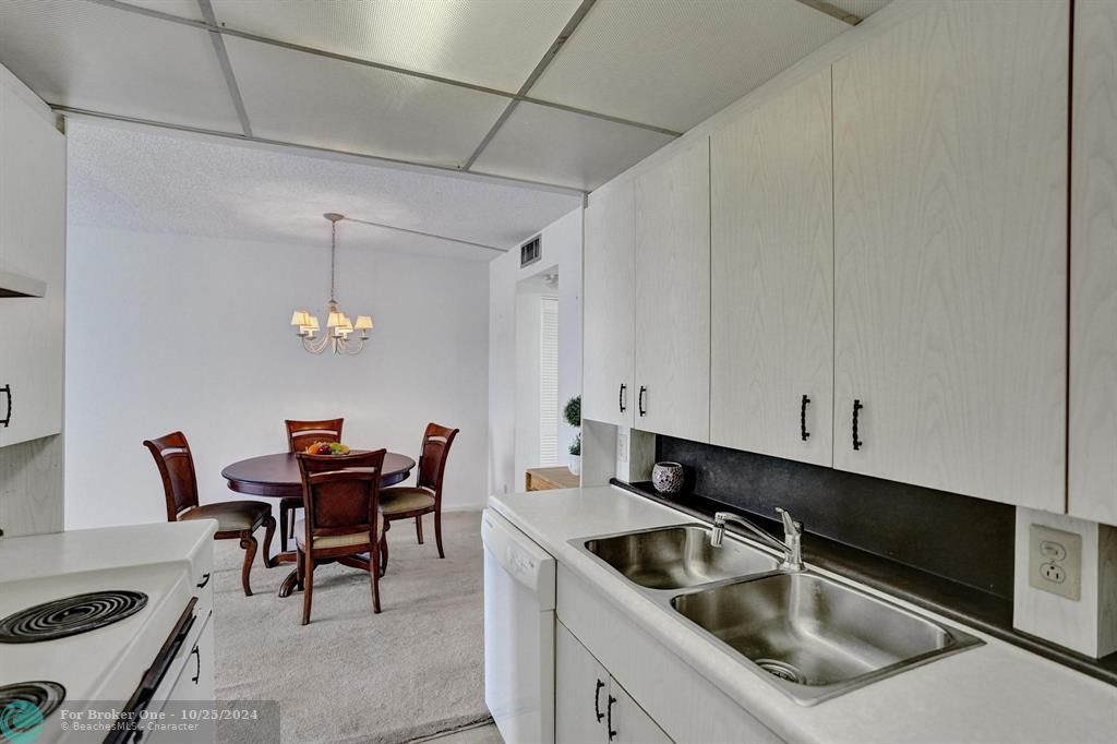 For Sale: $99,000 (1 beds, 1 baths, 752 Square Feet)